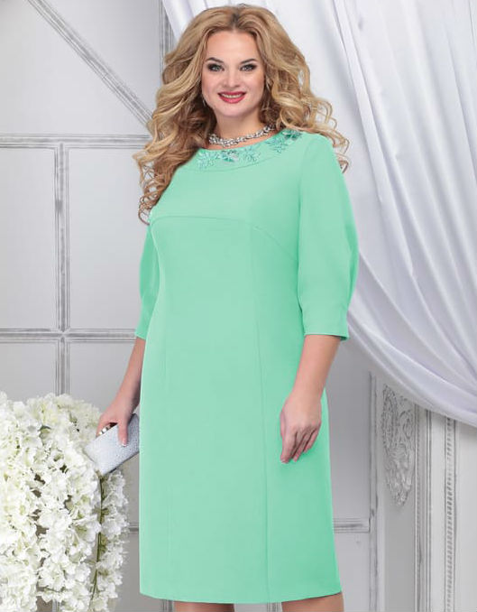 Приталенное платье с аппликациями на горловине, зеленое