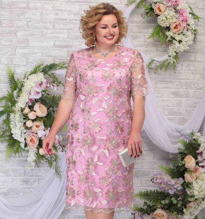 Атласное платье с цветочным гипюром, розовое