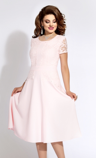 Отрезное розовое платье с кружевными деталями