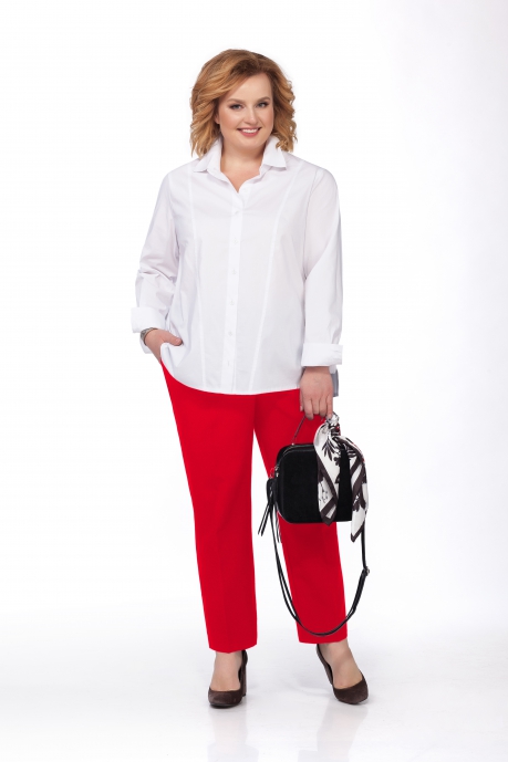 Комплект из красных брюк и белой блузы с манжетами