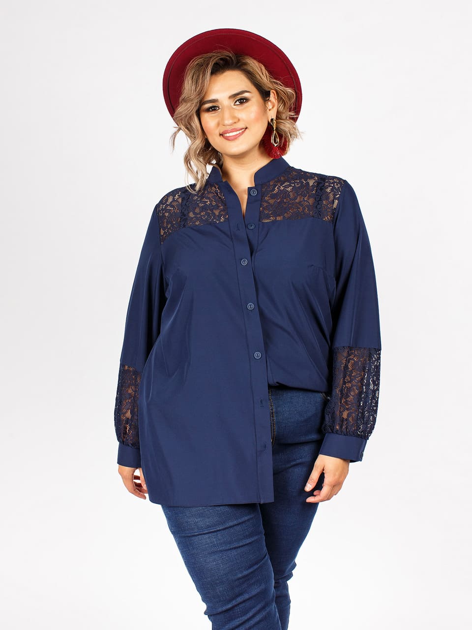 Приталенная блузка с гипюровыми вставками, темно-синяя