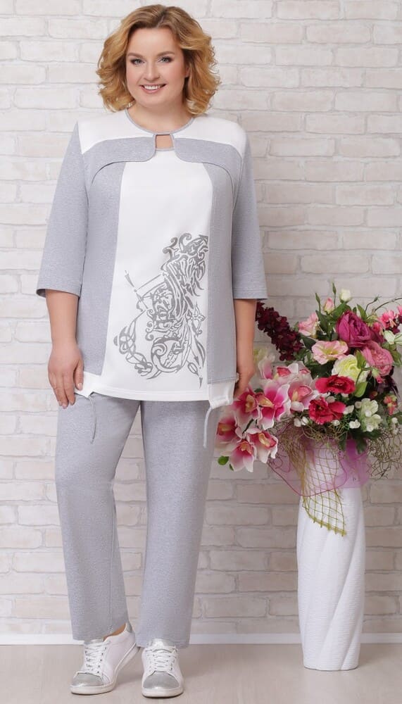 Светло-серый комплект из брюк и блузы с декоративными деталями