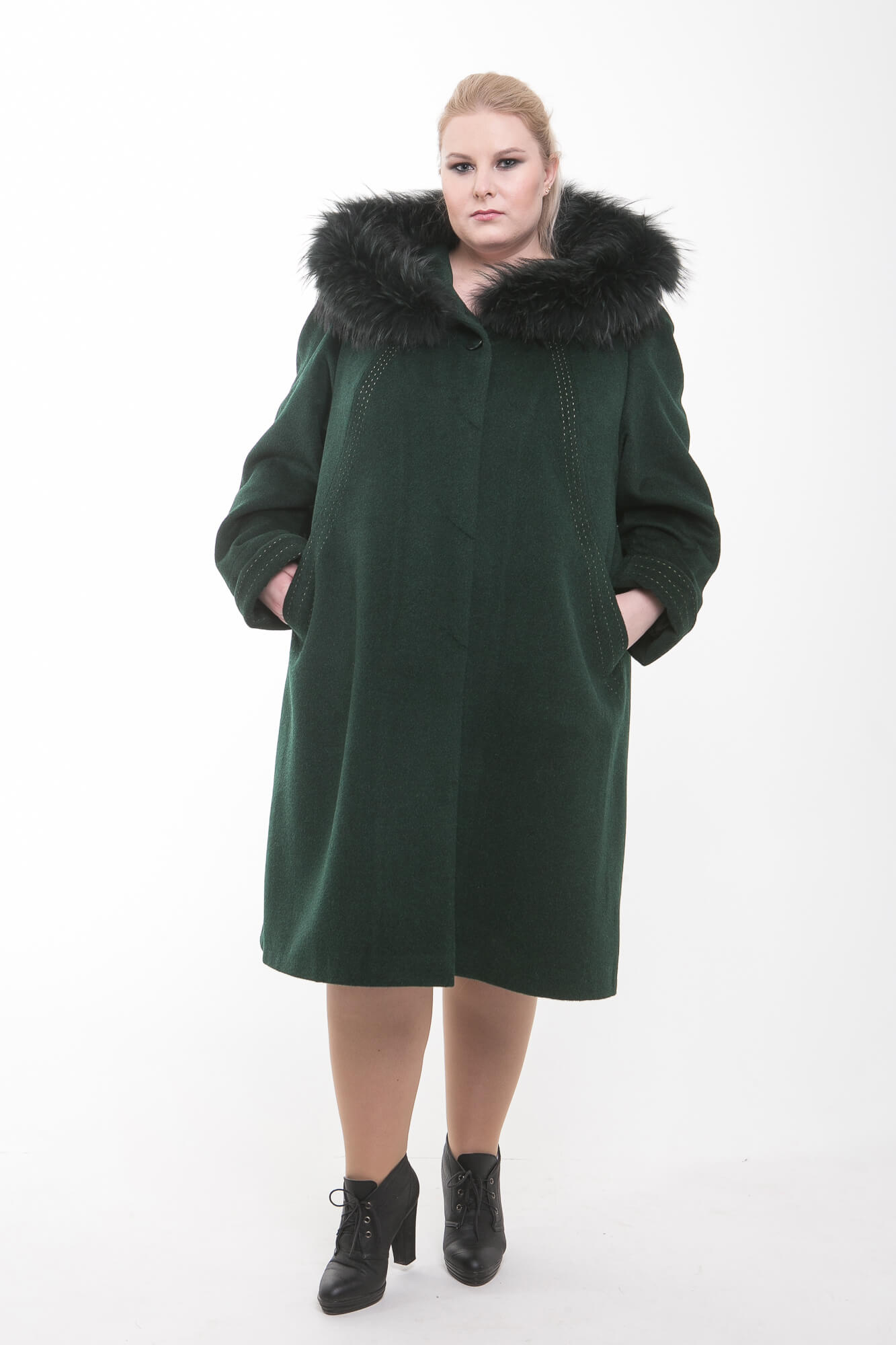 Зимнее пальто из альпаки с натуральным енотом, зелёное
