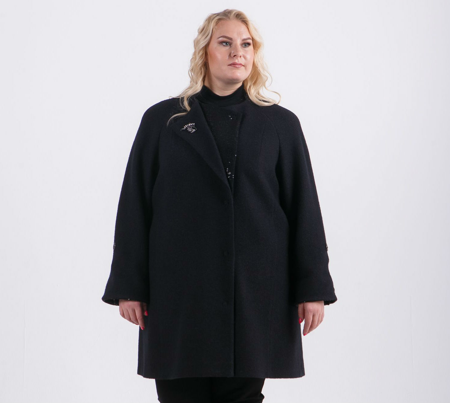 Драповое пальто с декоративным отложным бортом и брошью, черное