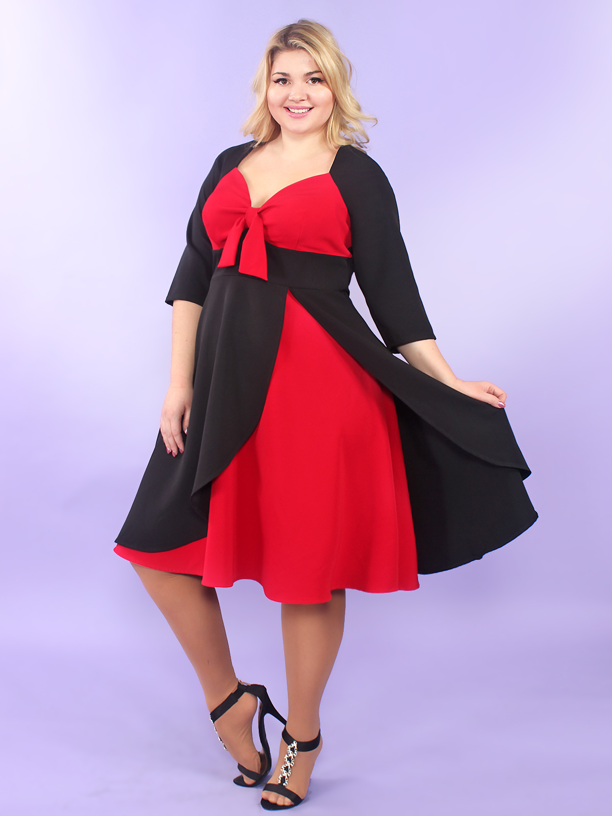 Приталенное платье с двухслойной юбкой и декольте, черно-красное