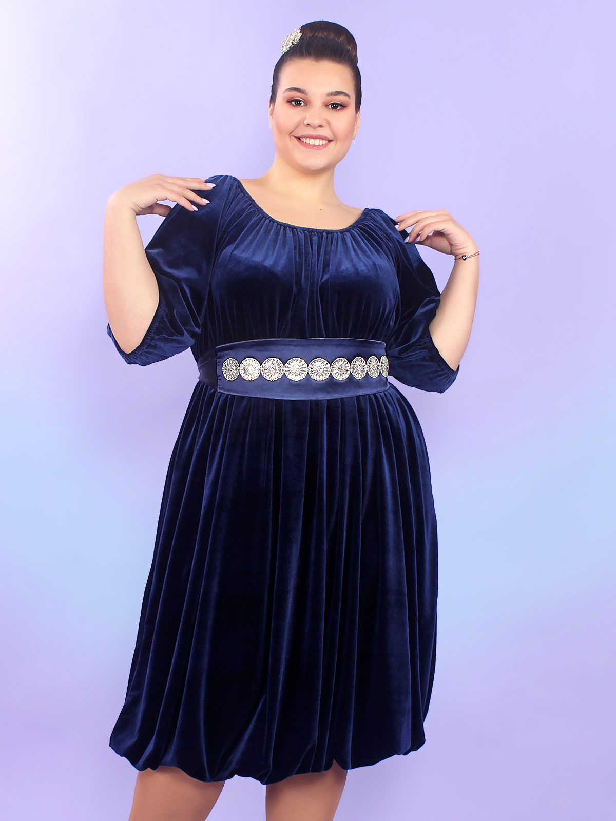 Велюровое платье с широким поясом и стразами, темно-синее
