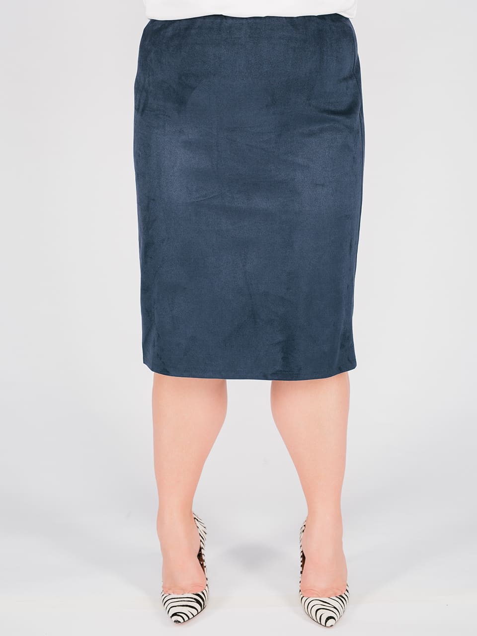 Классическая прямая юбка на резинке и шлицей, темно-синяя