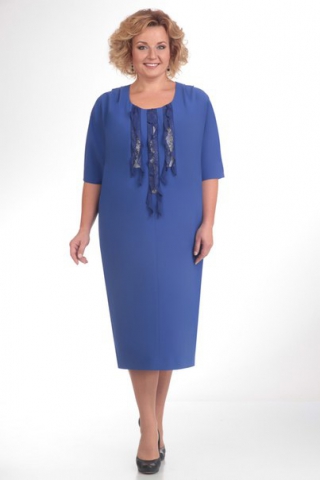 Лаконичное платье с защипами на плечах и декором, синее