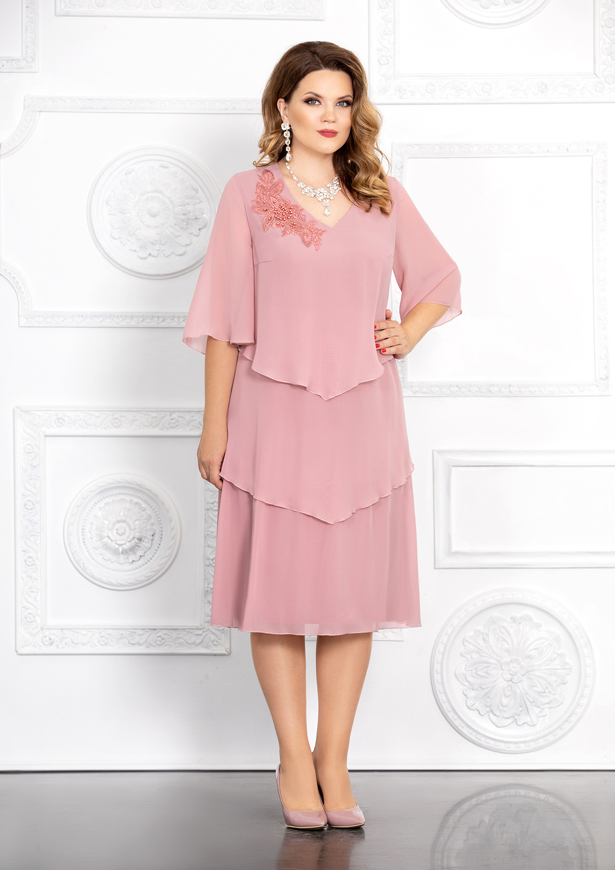Платье с шифоновыми клиньями и аппликацией, розовое