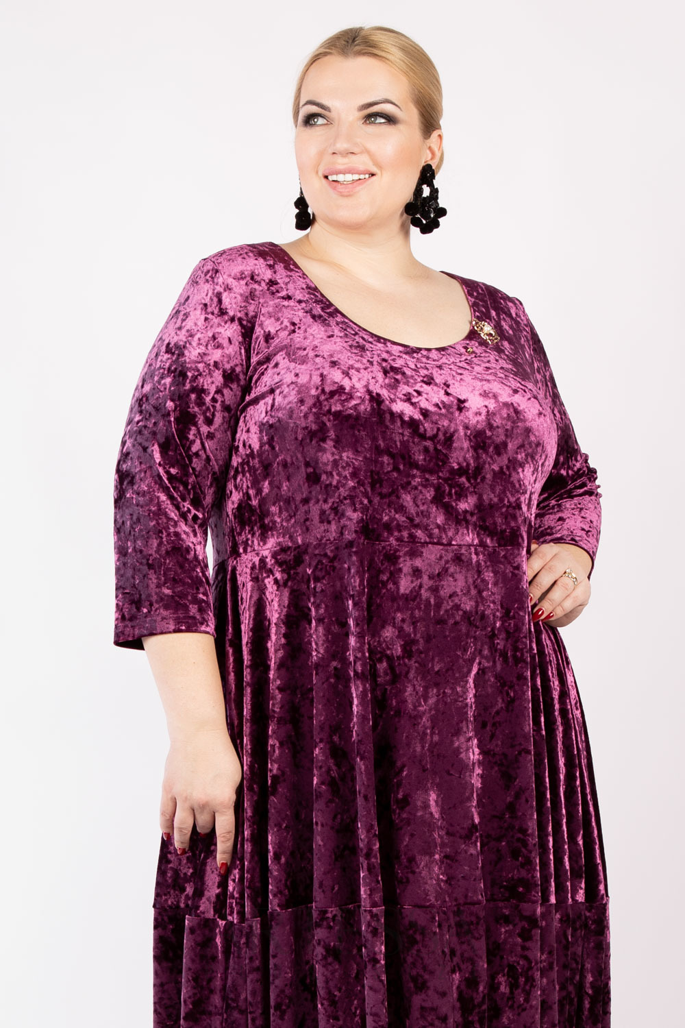 Бархатное платье с кружевом по низу и брошью, фиолетовое