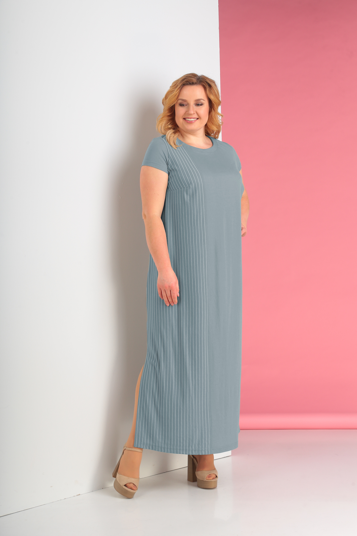 Бледно-голубое длинное платье с высокими разрезами