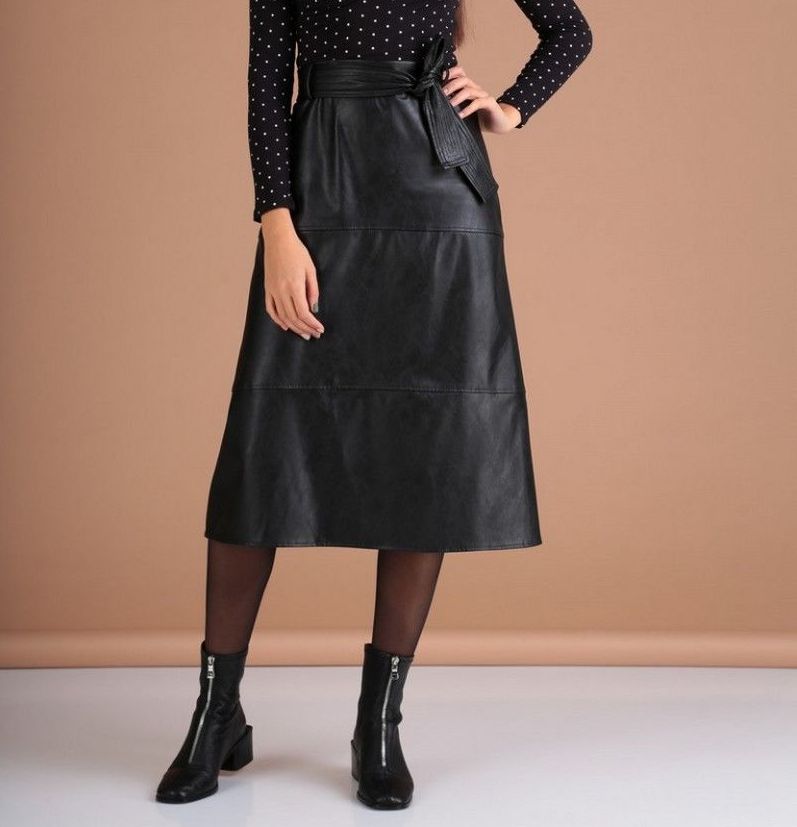 Длинная кожаная юбка с горизонтальными подрезами и поясом, черная
