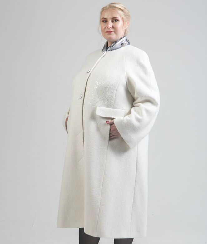 Длинное белое пальто в стиле Шанель