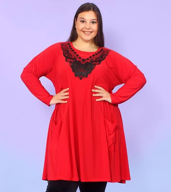 Расклешенное платье с карманами и аппликацией, красное