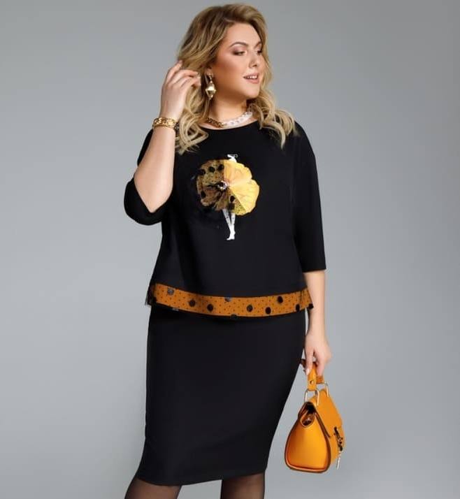 Трикотажное платье с объемной аппликацией и горчичной отделкой, черное