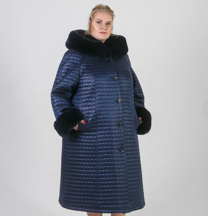 Зимнее пальто с геометрической стежкой и эко-мехом, синее