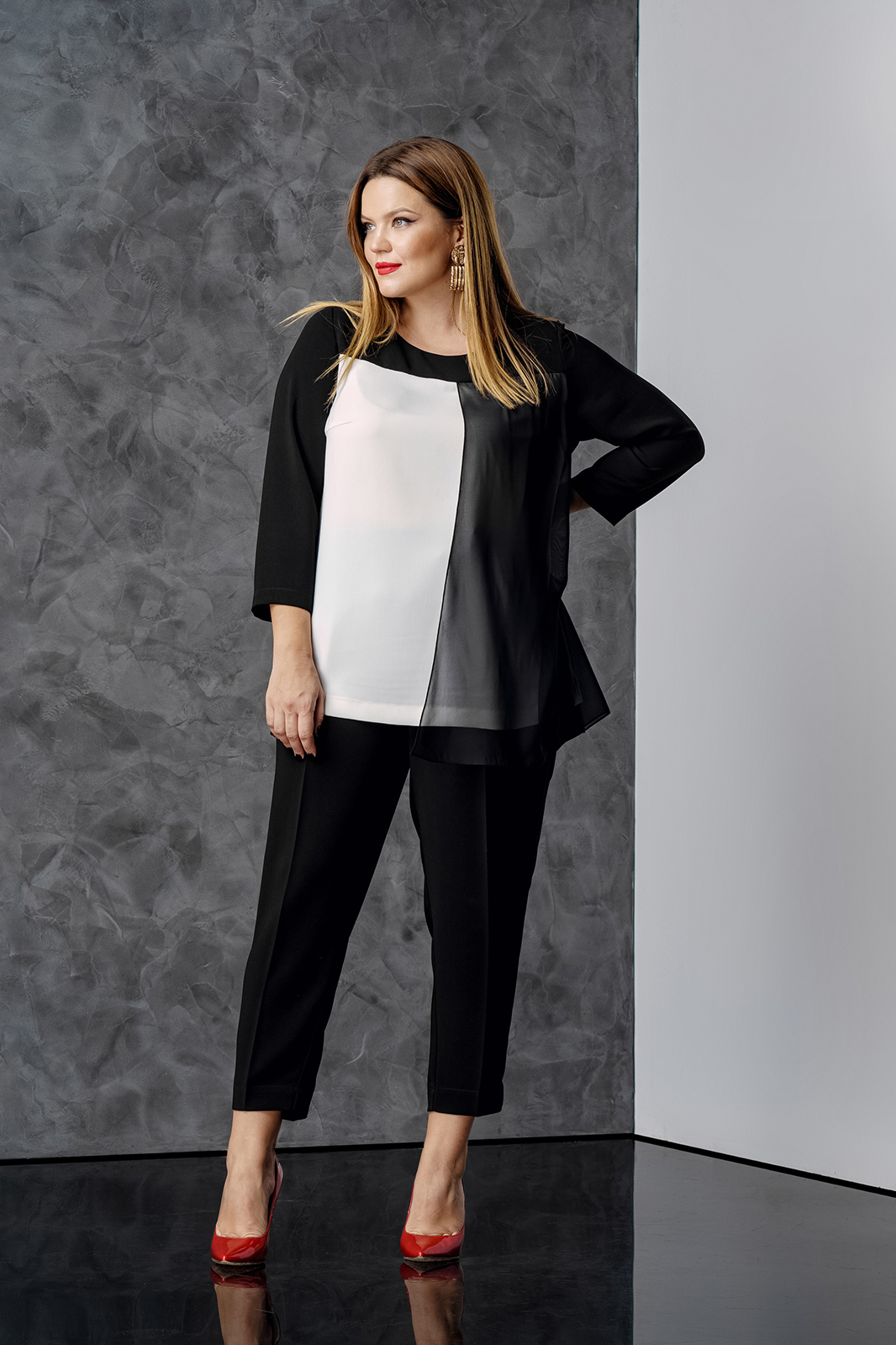 Комплект из зауженных брюк и блузки с асимметричным низом, черный