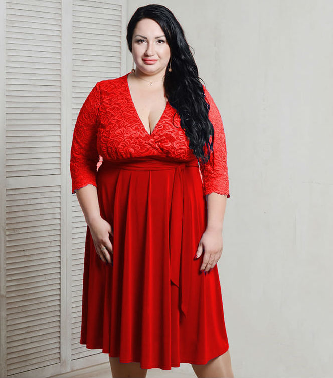 Приталенное платье с кружевным лифом и длинным поясом, красное