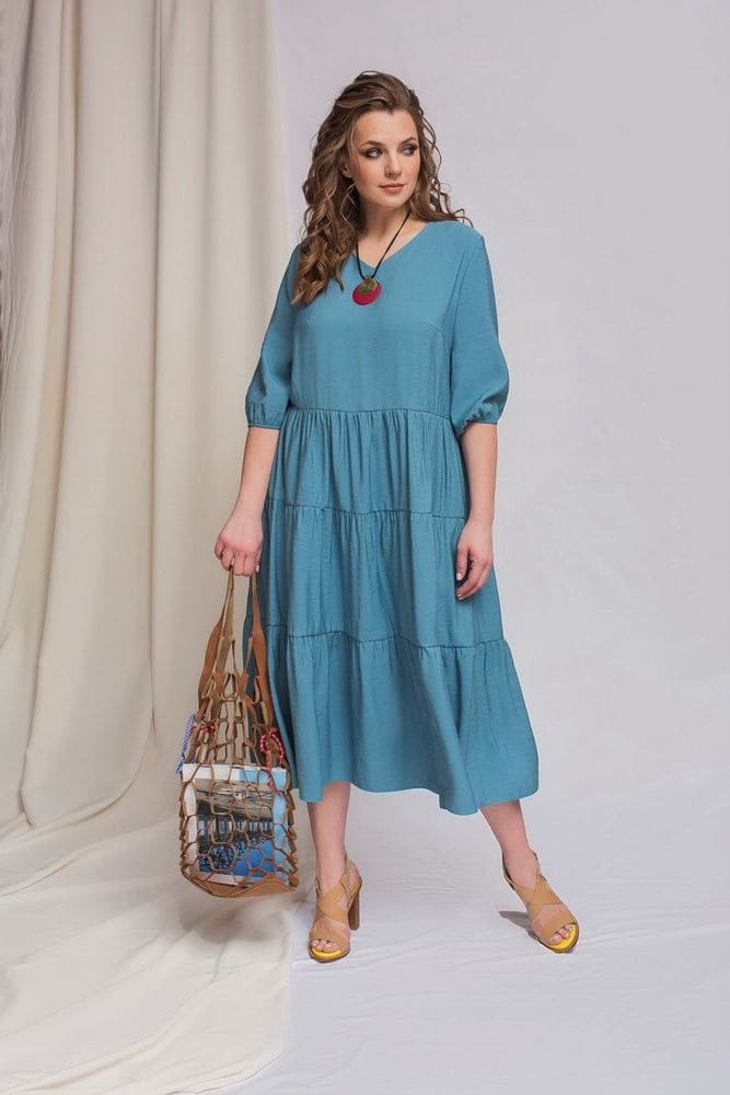 Платье с многоярусной юбкой и украшением, голубое