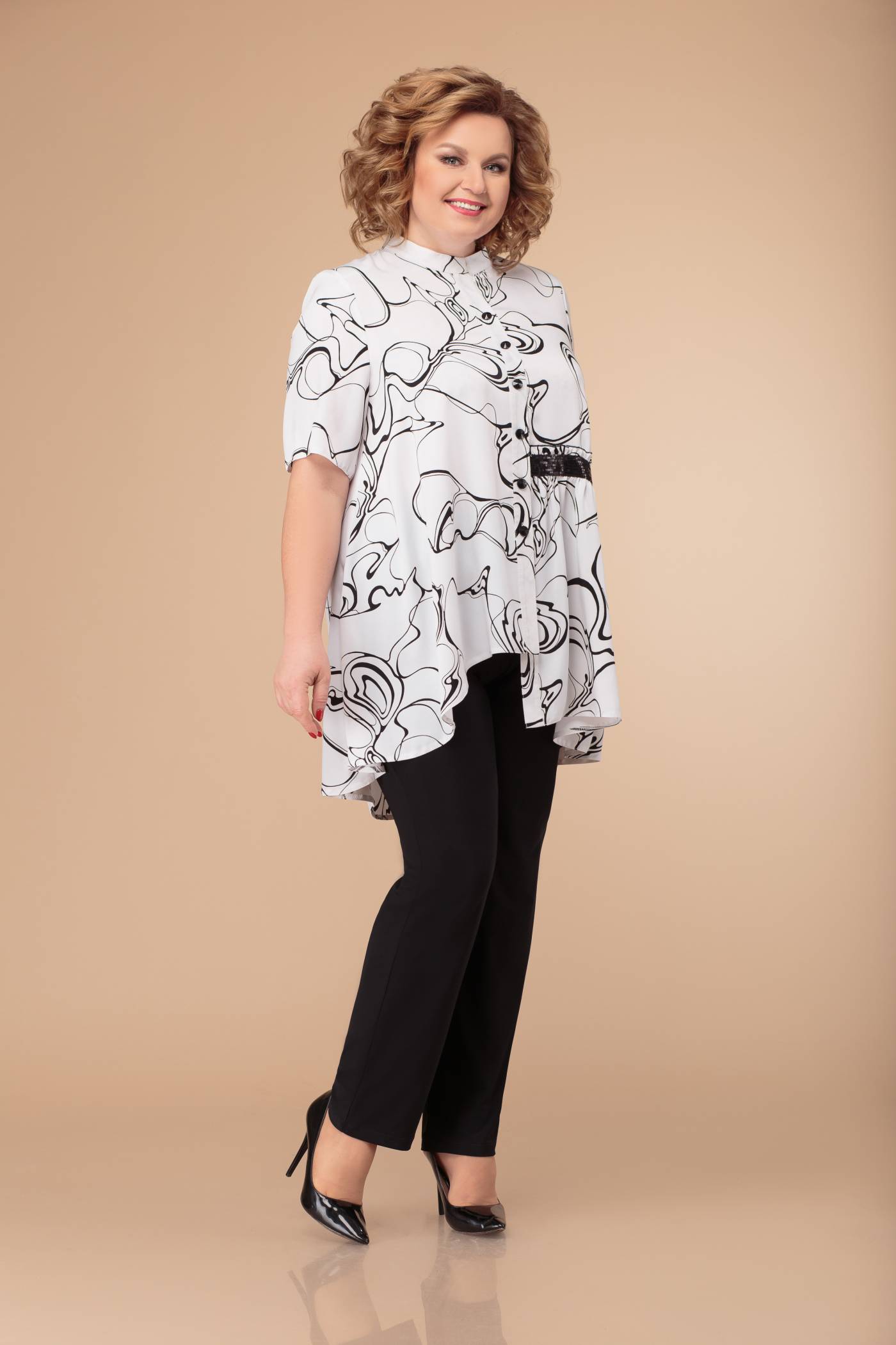 Комплект из брюк и блузки с фигурным низом, черно-белый