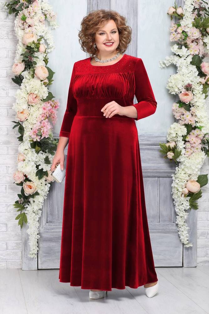 Длинное бархатное платье с декором на лифе, красное