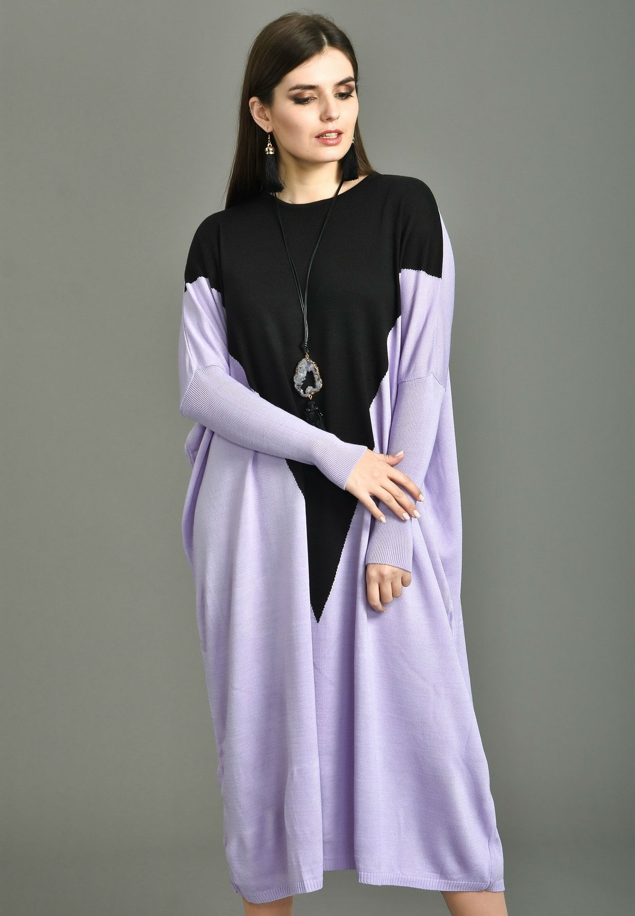 Свободное платье с геометрической черной вставкой, сиреневое