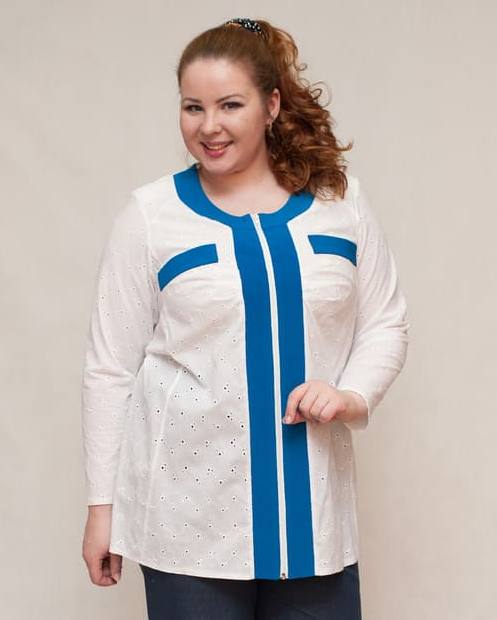 Легкая блузка с голубой отделкой, белая