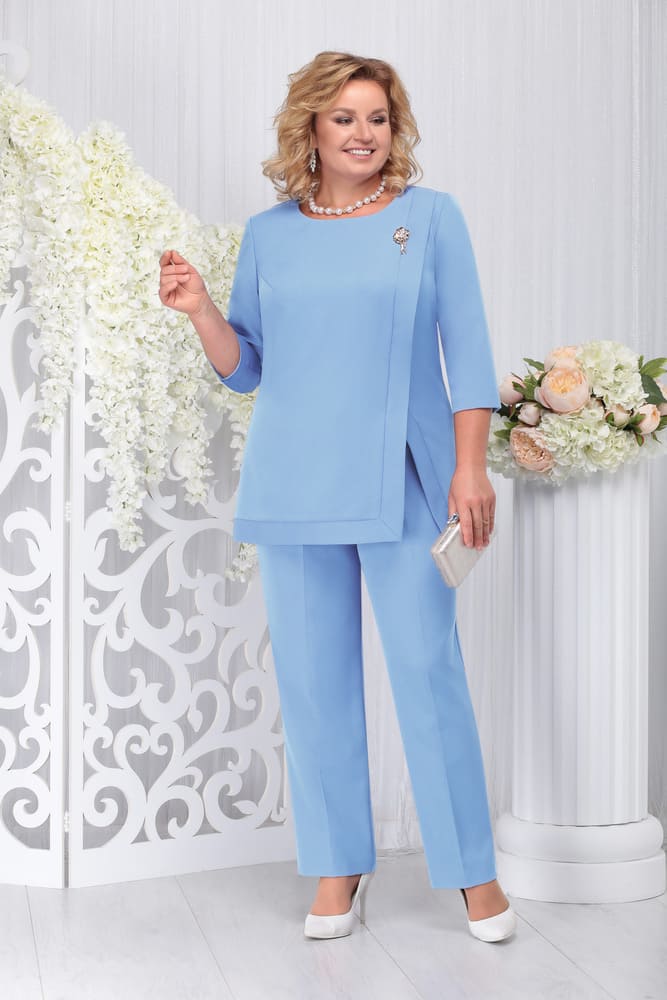 Комплект из классических брюк и блузы с асимметричным передом, голубой