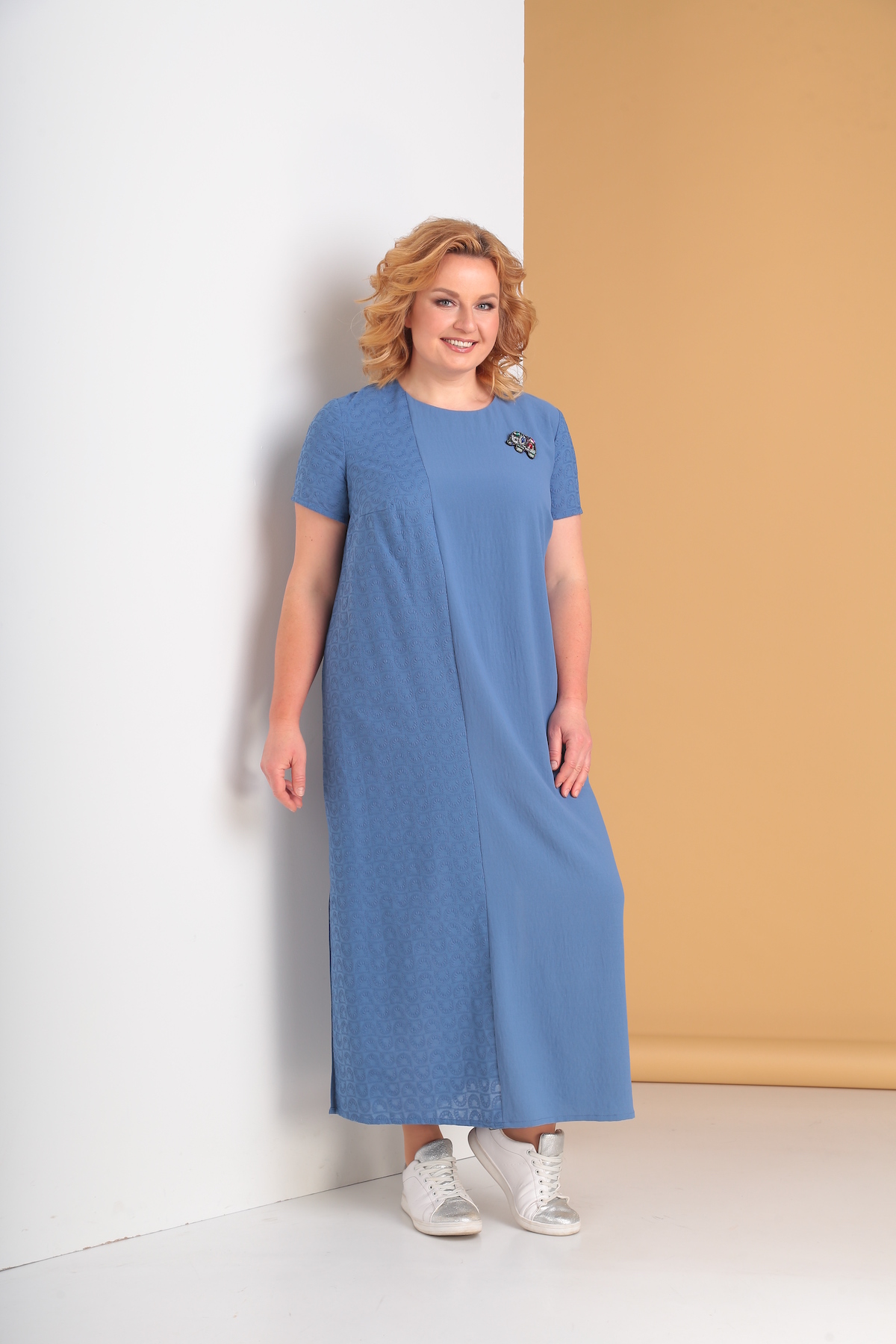 Свободное платье с высокими боковыми разрезами, синее