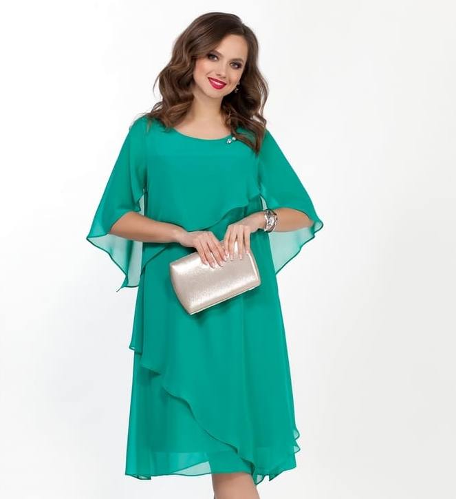 Многоярусное шифоновое платье с брошью, зелёное