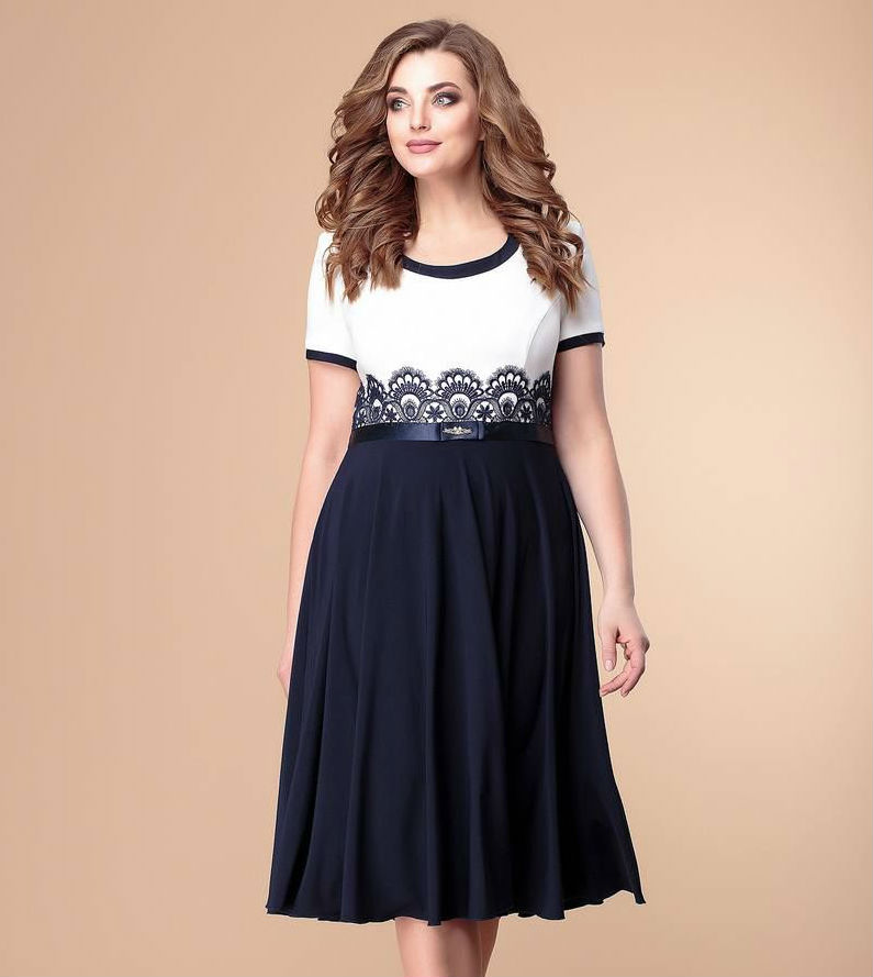 Платье с расклешенной юбкой и коротким рукавом, синее с белым