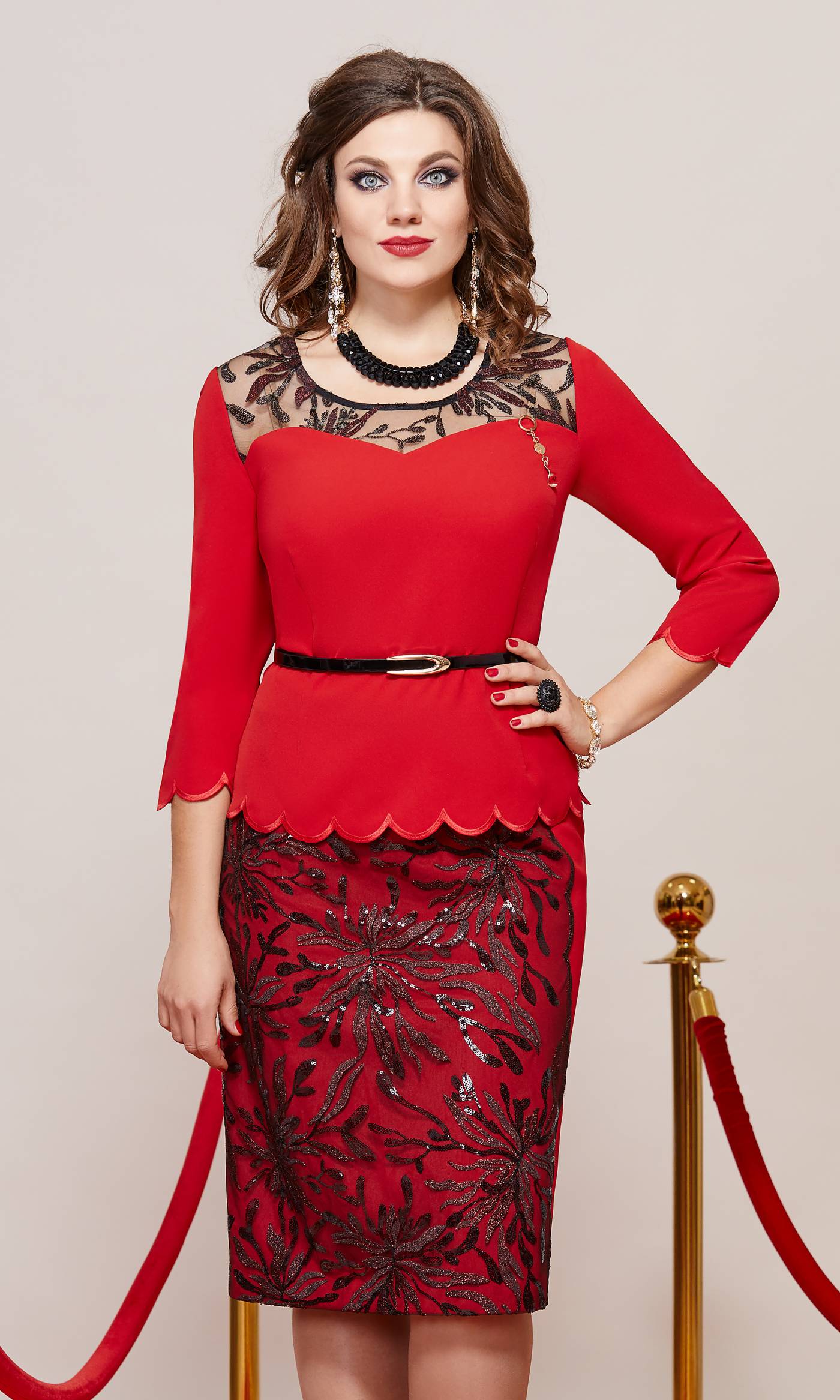Приталенное платье с гипюровым декором и подвеской, красное