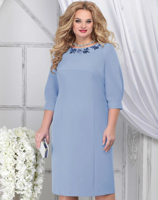 Приталенное платье с аппликациями на горловине, голубое