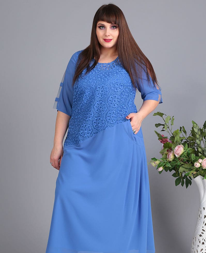 Длинное платье с косым подрезом и декором, голубое