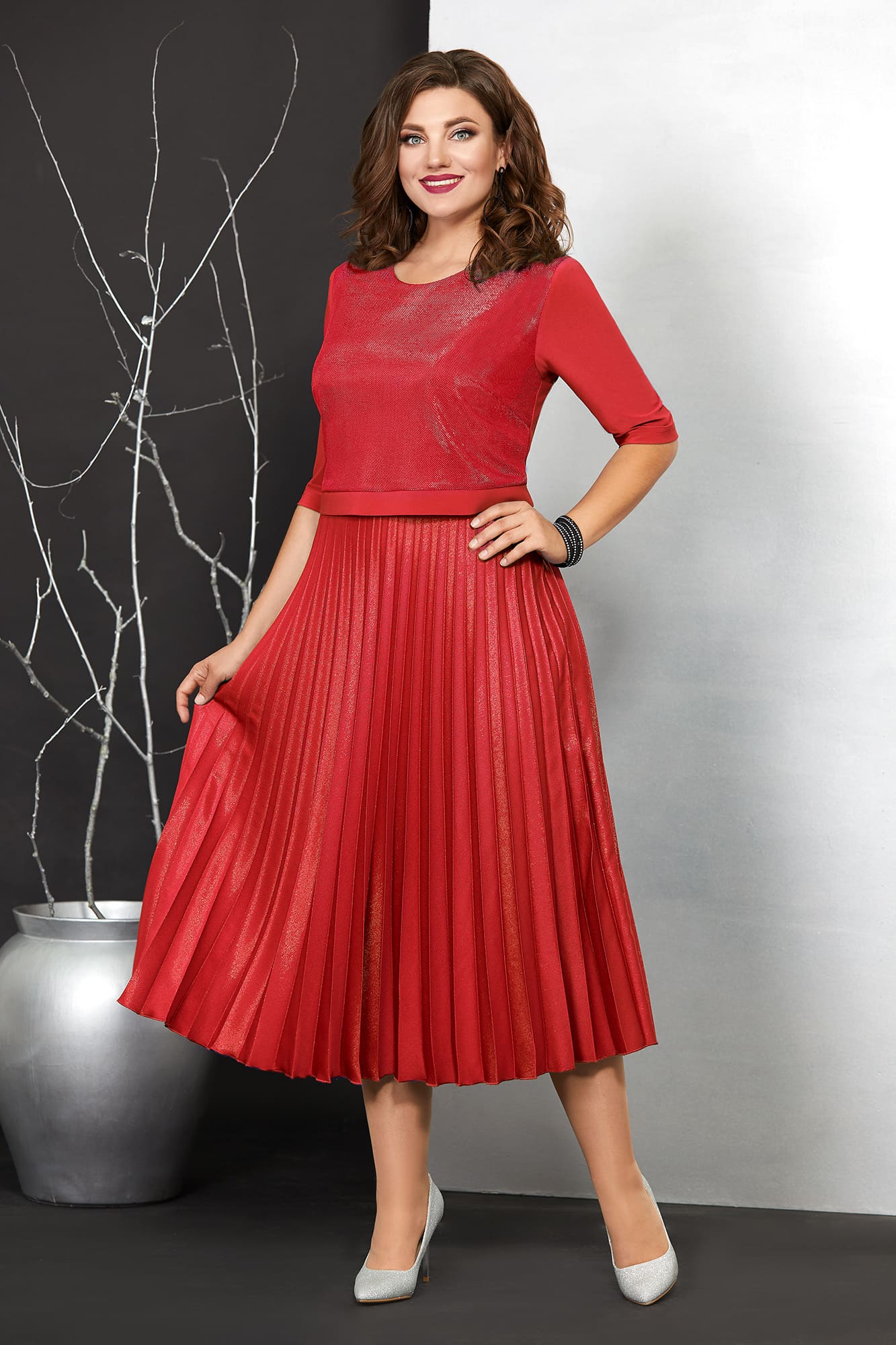 Длинное платье с плиссированной юбкой и блеском на лифе, красное