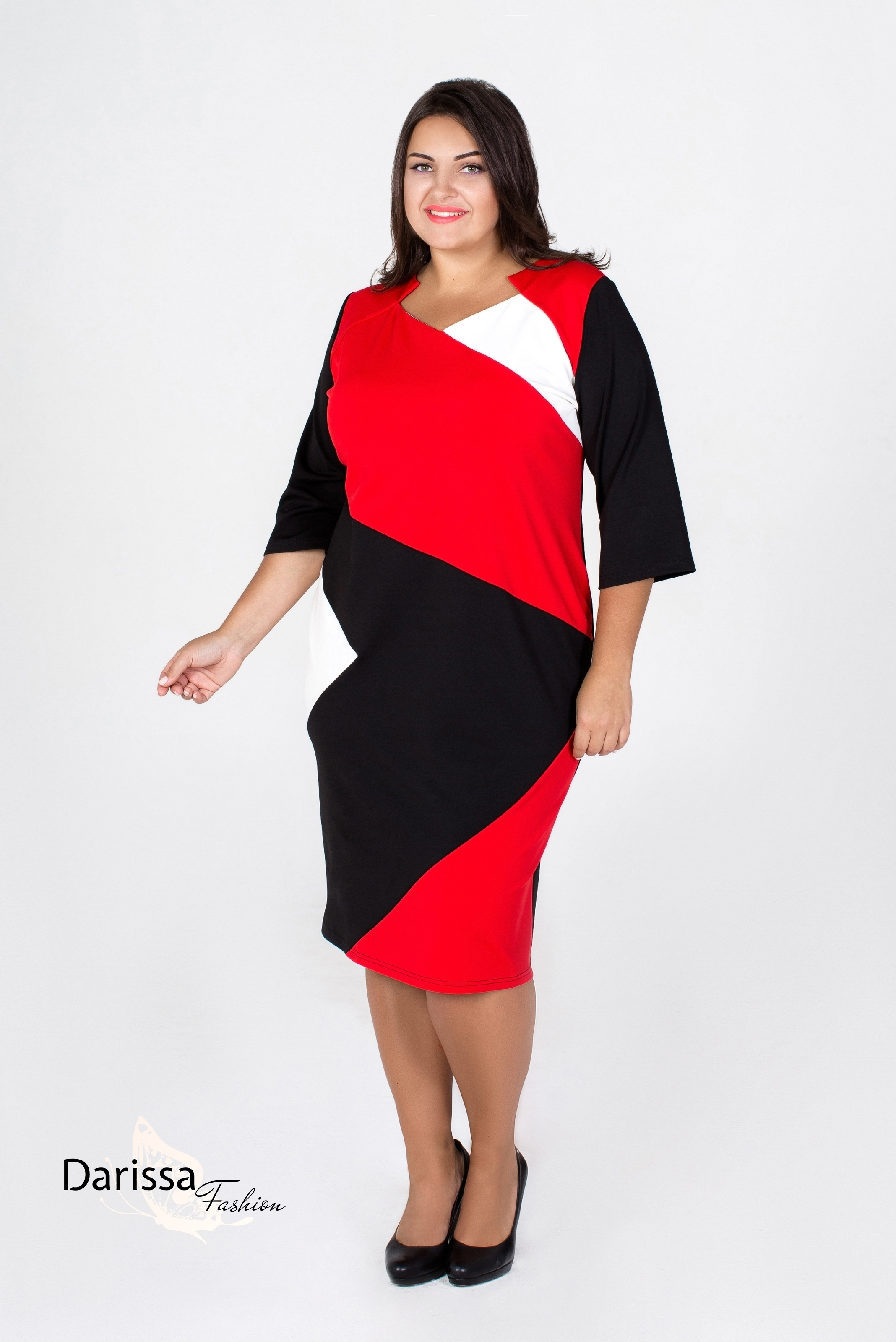 Прямое платье с асимметричными подрезами, черное с красным