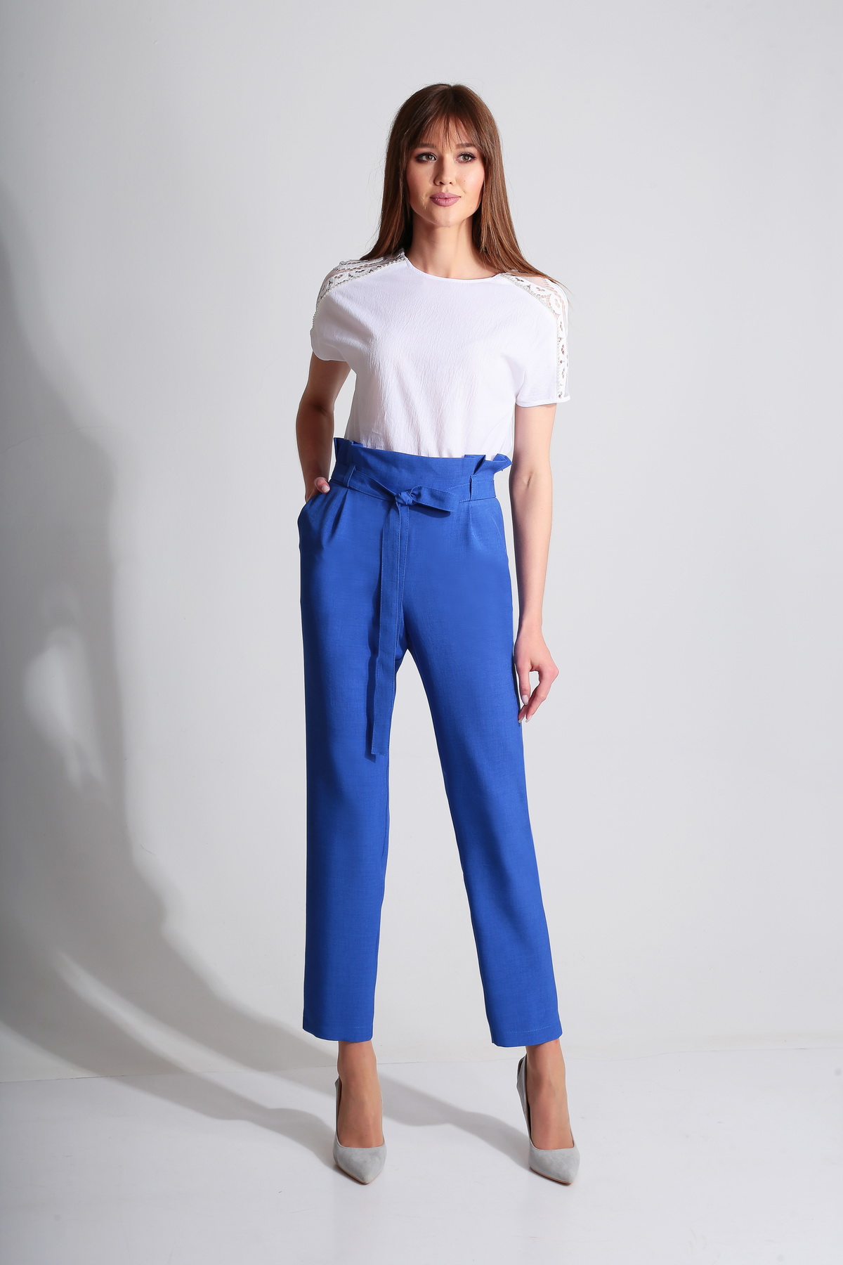 Комплект из укороченных брюк и блузы с тесьмой, синий с белым
