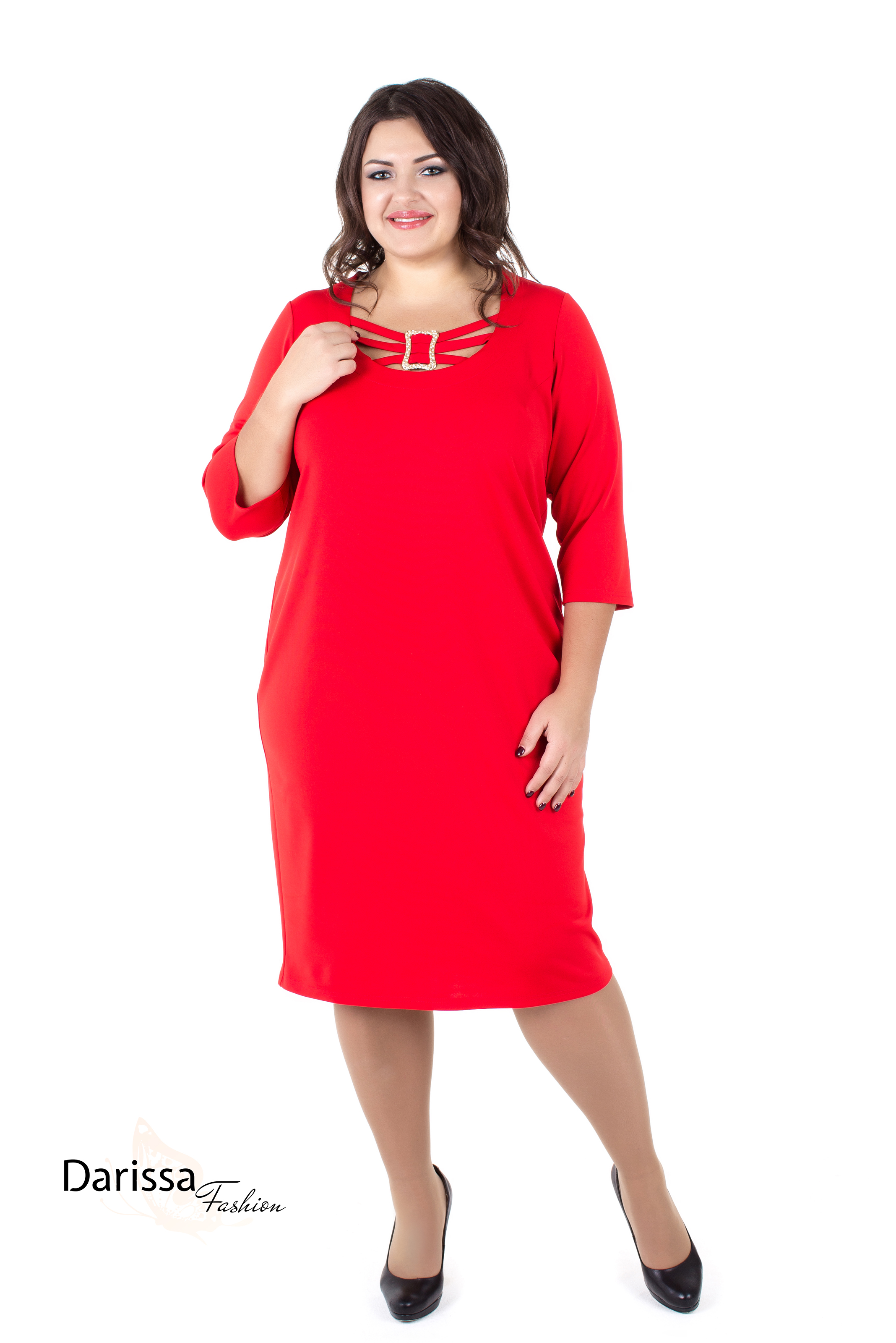 Красное платье с декоративной пряжкой на горловине