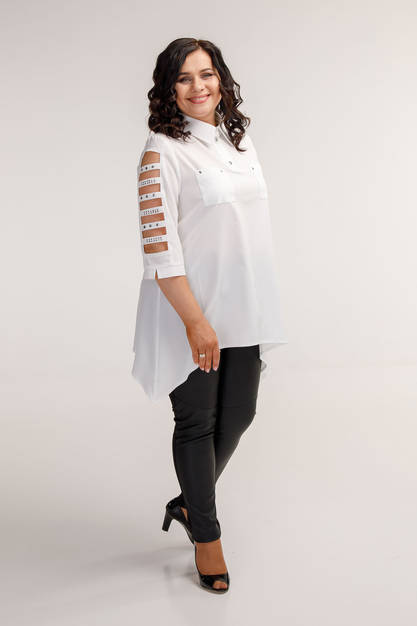 Блузка с фигурным низом и декором на рукавах, белая