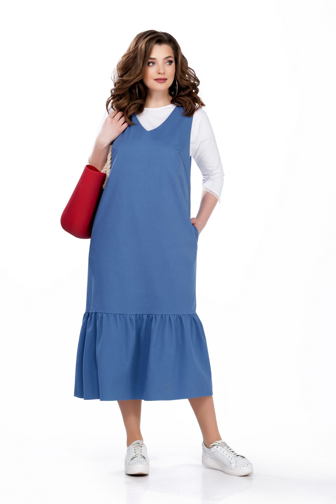 Комплект из голубого сарафана и кружевной белой блузы