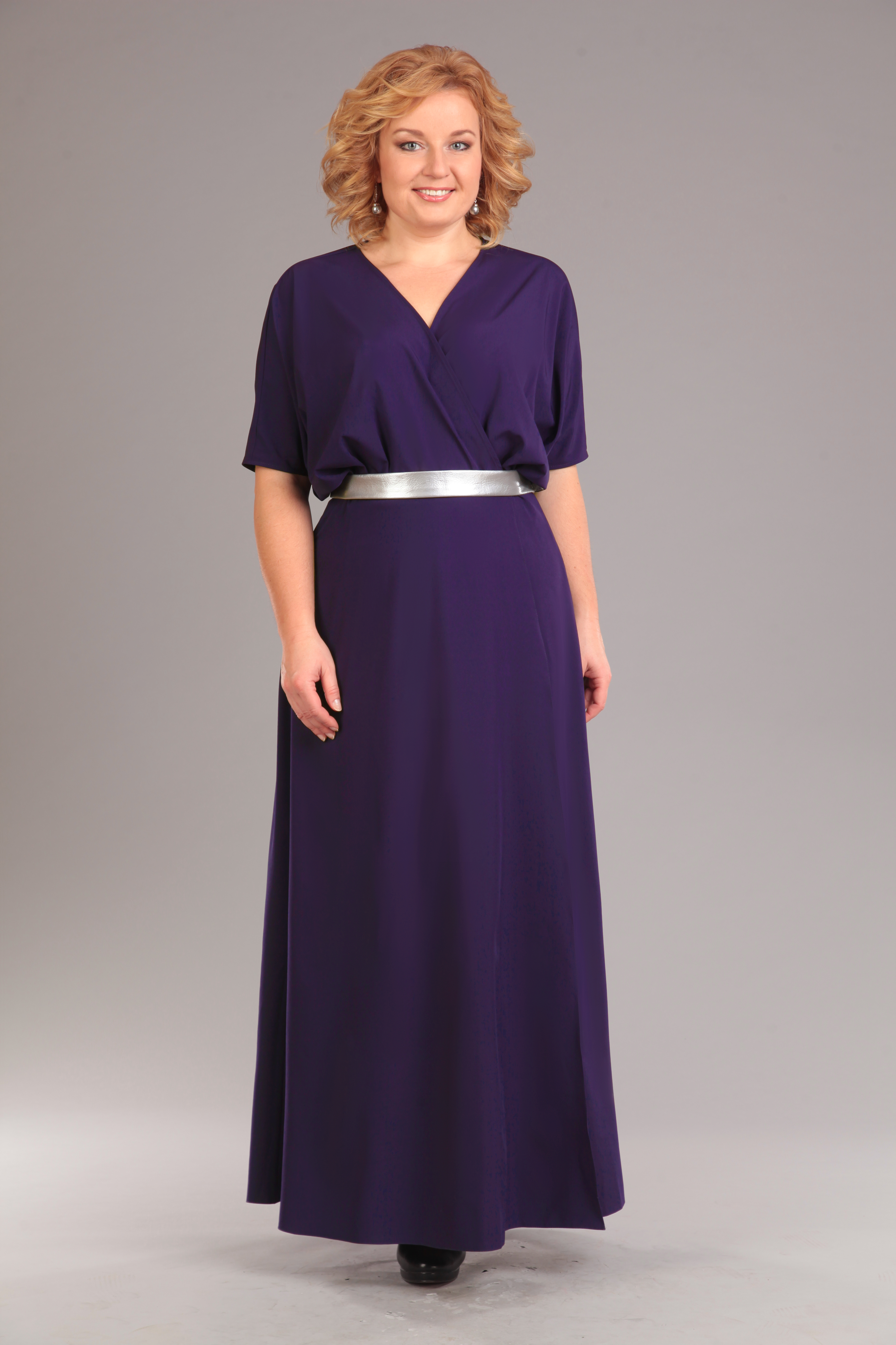 Длинное платье с запахом и декоративным поясом, фиолетовое