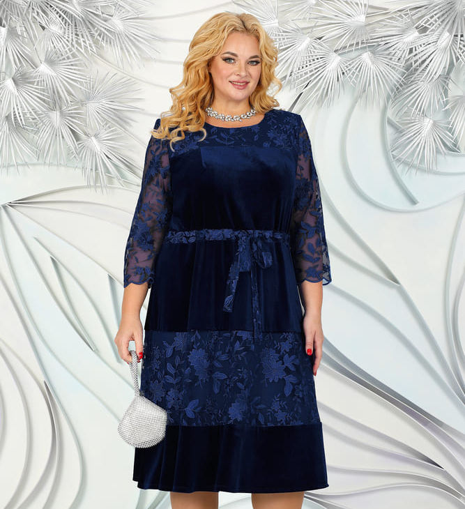 Велюровое платье с гипюровым декором, темно-синее