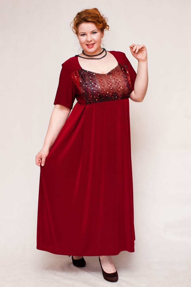 Тёмно-красное вечернее платье с украшением по лифу