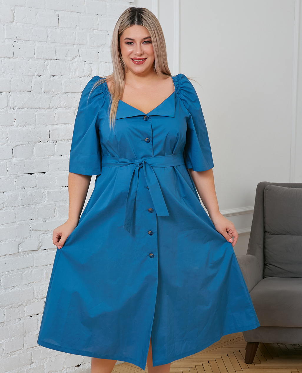 Платье с фигурной горловиной и поясом, голубое