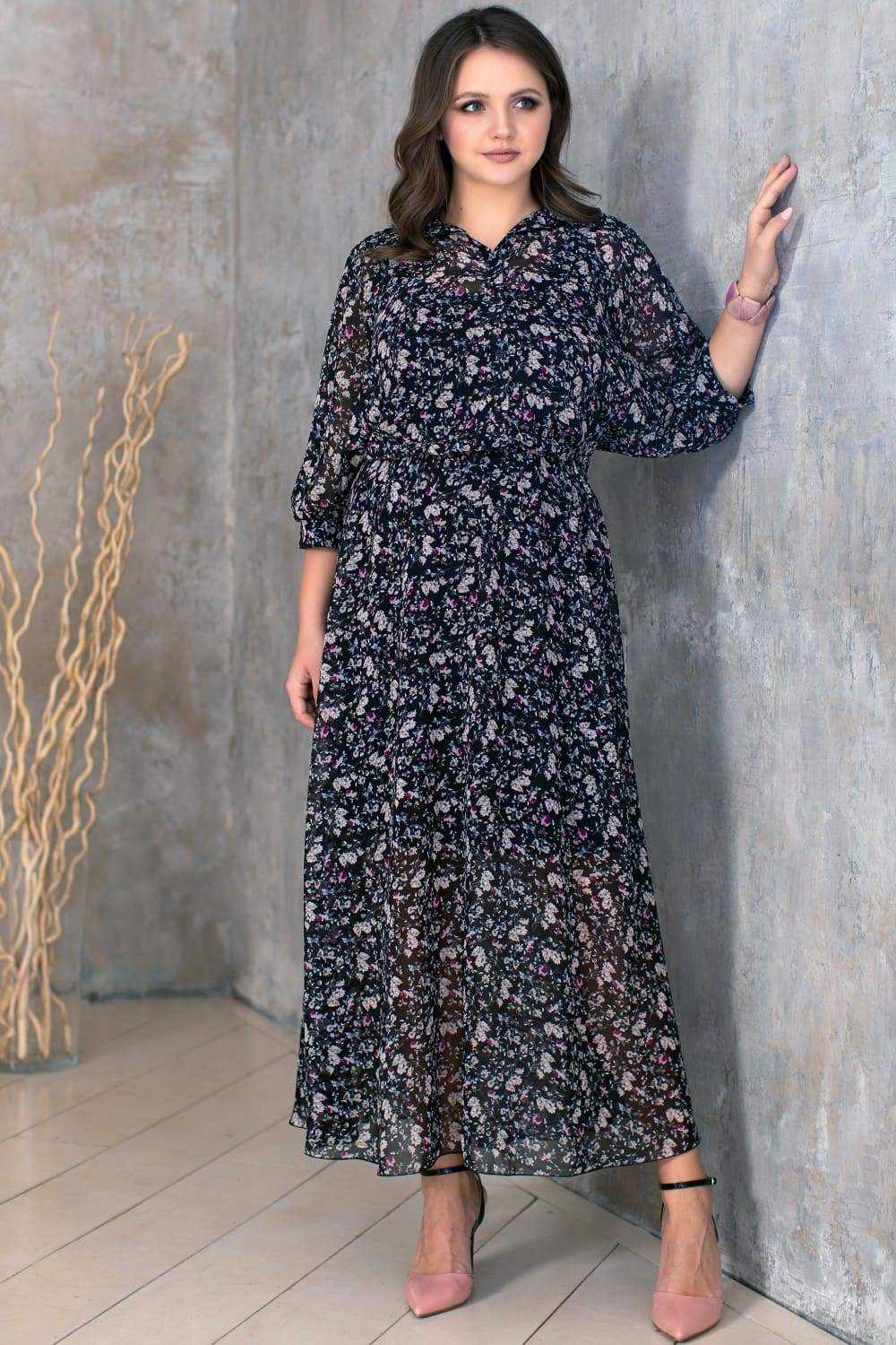 Длинное шифоновое платье с коротким рукавом, цветы на черном