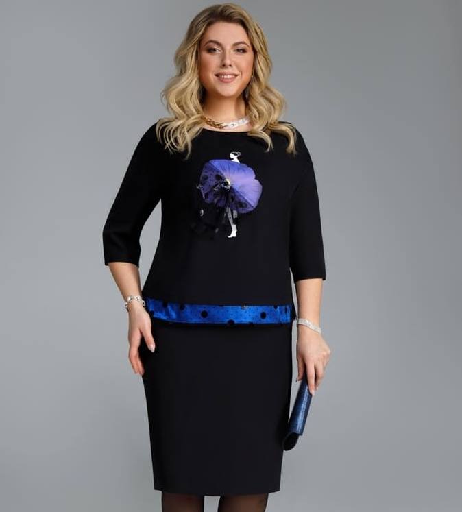 Трикотажное платье с объемной аппликацией и синей отделкой, черное