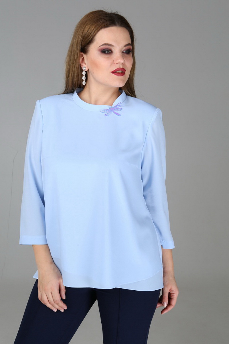 Блузка с фигурным низом и брошью "стрекоза", голубая