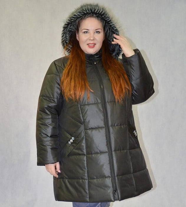 Зимняя куртка с меховой опушкой и украшением на кармане, черная