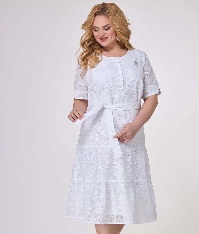 Платье из шитья с поясом, белое