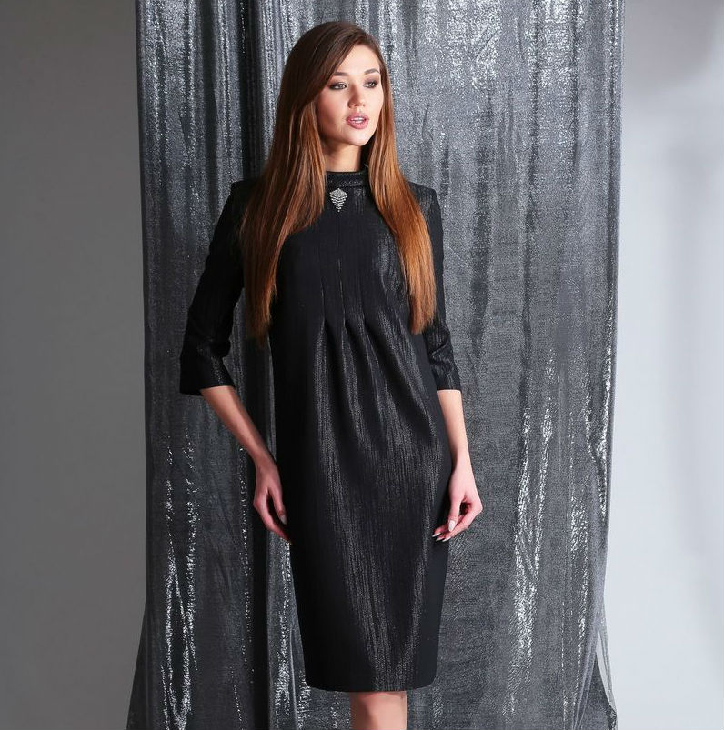 Платье с декоративными складками и брошью, черное